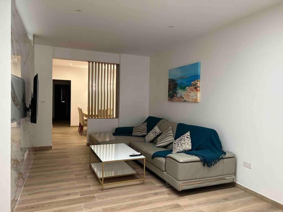 Apartament A Flat In The Heart Of Bugibba San Pawl il-Baħar Zewnętrze zdjęcie